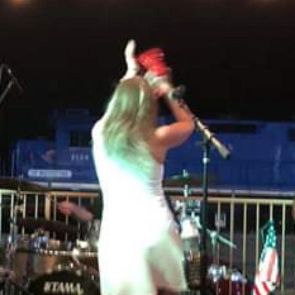 Meet your Posher, Jen - Picture 4 of 4